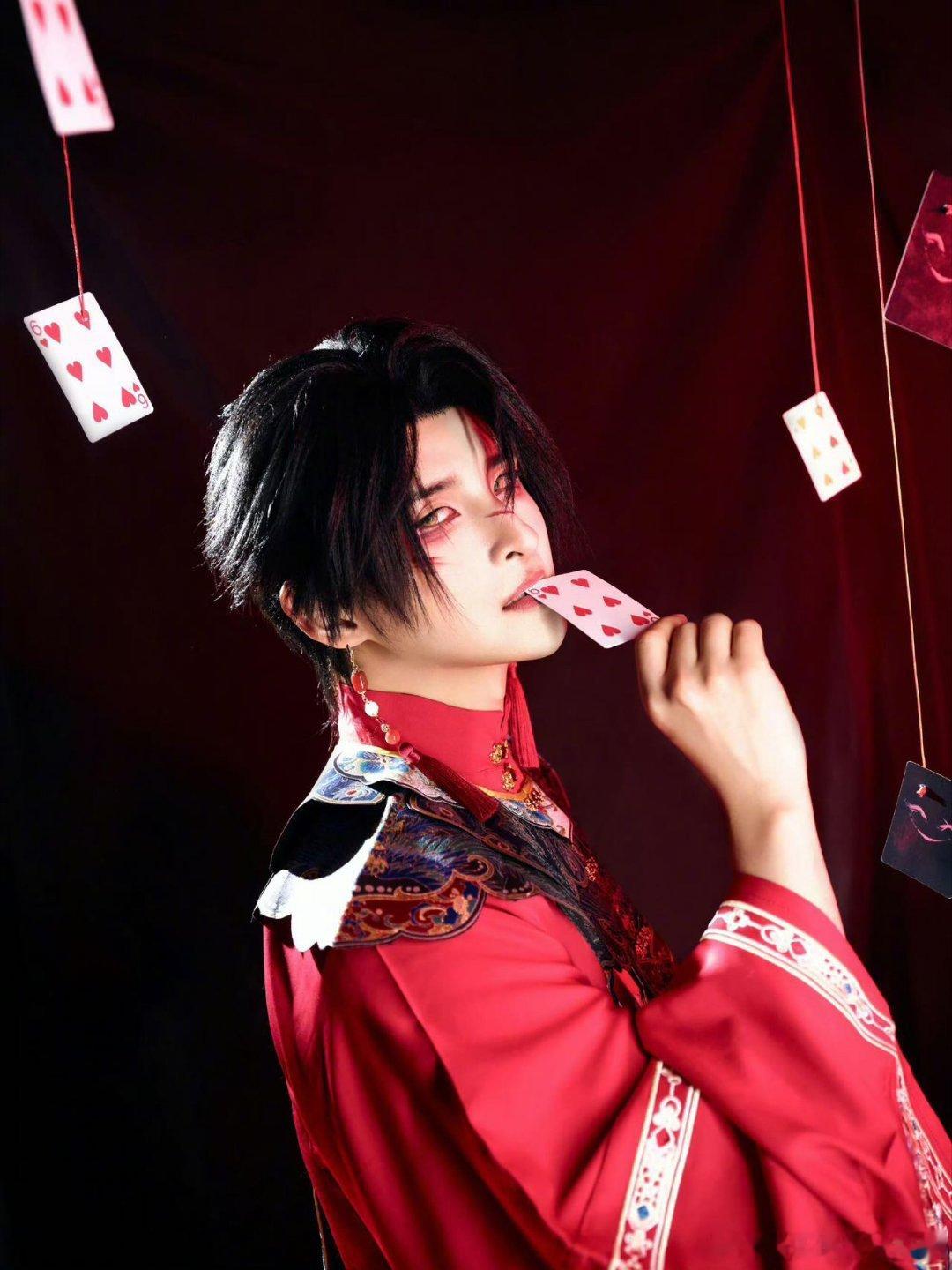 张远 二次元老玩家来了 果然是老二次元来的！平时也会追番、出cos，和微博二次元