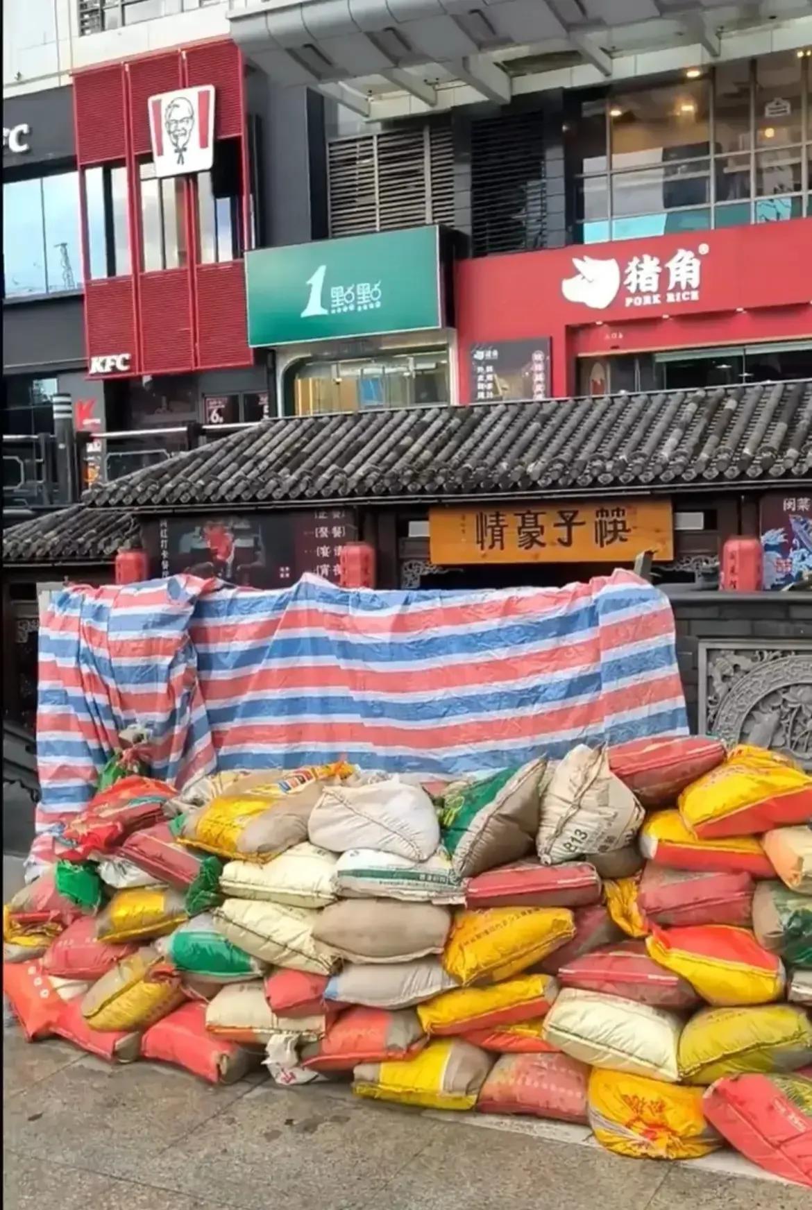 论抗台风界的扛把子！非“筷子豪情”餐厅莫属，这家餐厅位于五四路，其具备八年抗台风