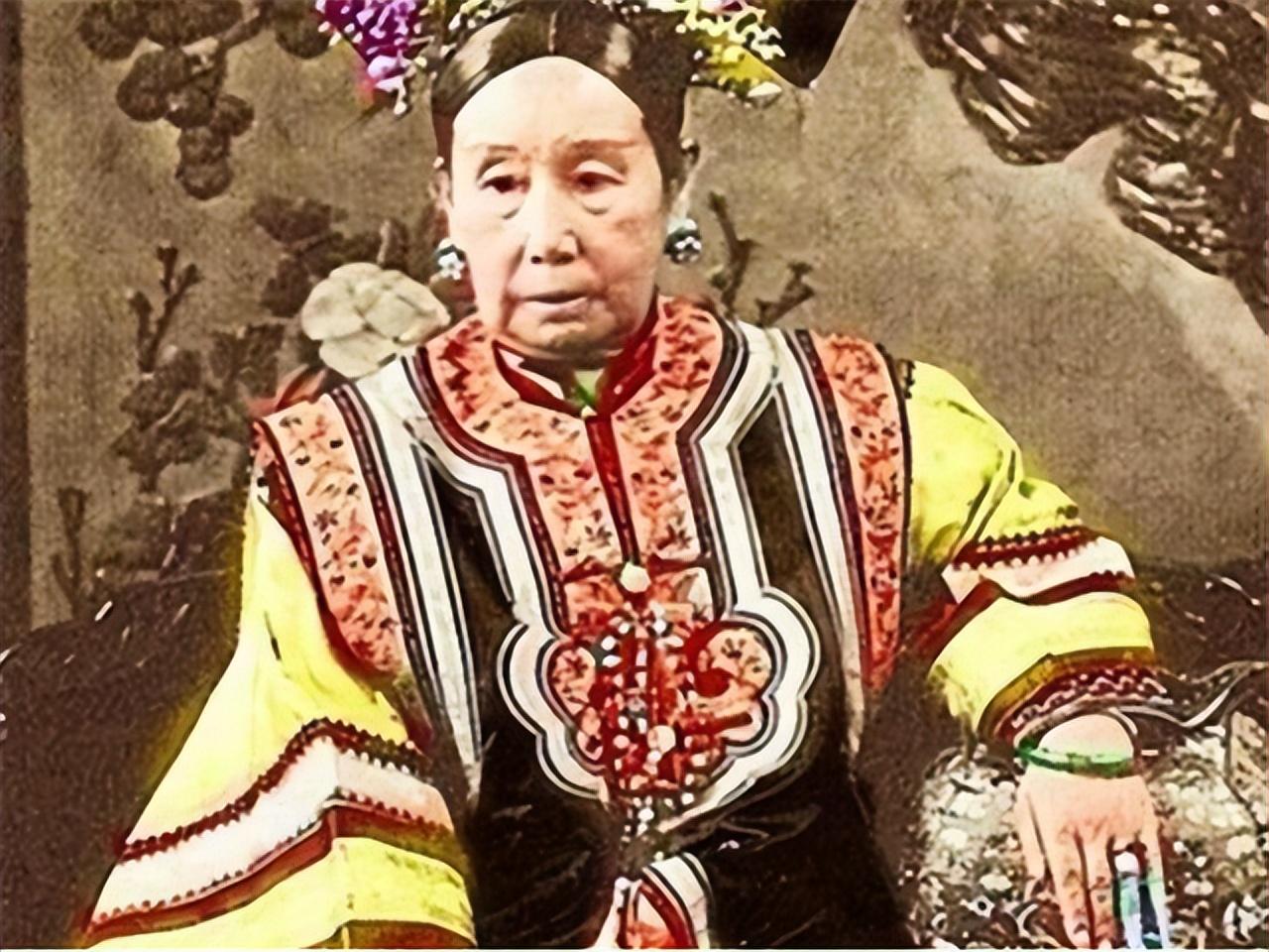 1882年，慈禧守寡多年，突然想听琴，便找来琴师弹奏。一曲过后，慈禧心情大好，看