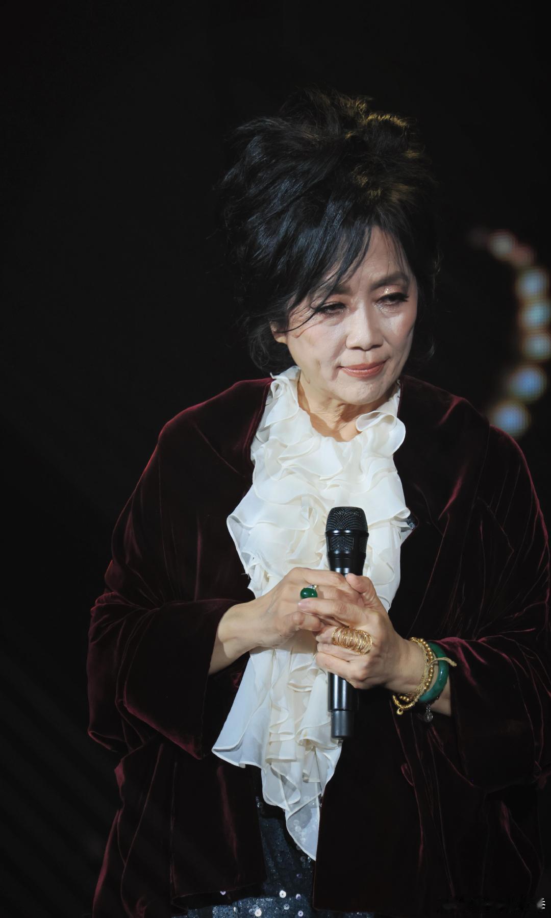 歌手直播齐豫神女吟唱歌手2026开口瞬间格局打开，空灵嗓音描绘山海暮色，妥妥神女
