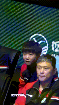 亲哥失误，钦哥要上场，
莎莎这白眼一翻，
哪是嫌弃，分明是

亲哥丢分那下，她白