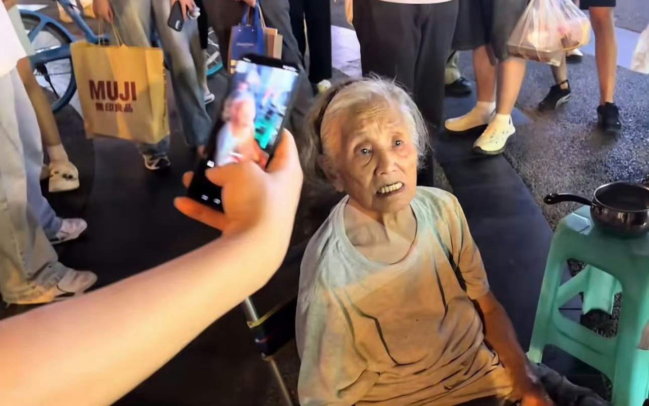 成都蛋烘糕奶奶被镜头霸凌我觉得现在有很多人真的很无知且胆子大。对方是一个八九十岁