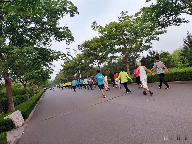 暴走团现象挺复杂的。一方面，能理解中老年人退休后无聊，想通过加入暴走团锻炼身体、