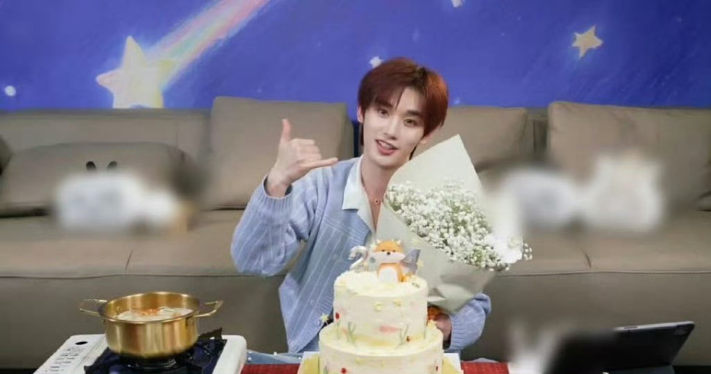 丁程鑫自制情歌王来了丁程鑫现场直接化身宠粉点歌台，粉丝点啥唱啥，从《晚安》到《那