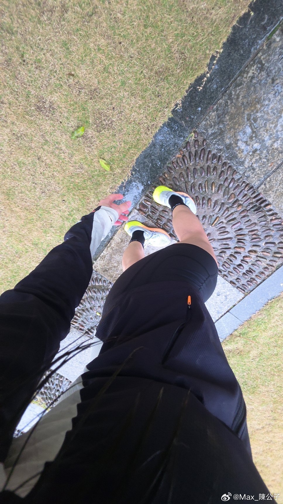 一个人晨跑12KM✅中途下了一场大雨🌧️全身湿完。气温10℃雨中奔跑～爽！跑步