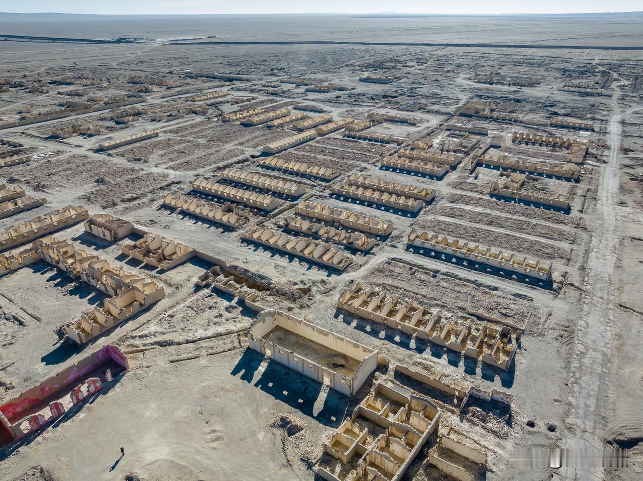 青海海西茫崖冷湖镇石油工业遗址，是上世纪50年代青海石油工业的核心，1958年油