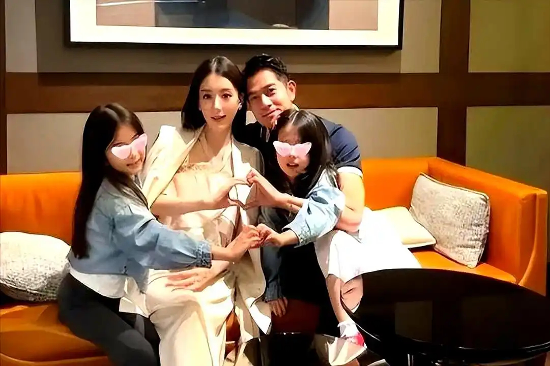 方媛气质略显疲态，三胎后自信心明显减弱，表达能力依旧薄弱，十八岁出道至今只懂表面