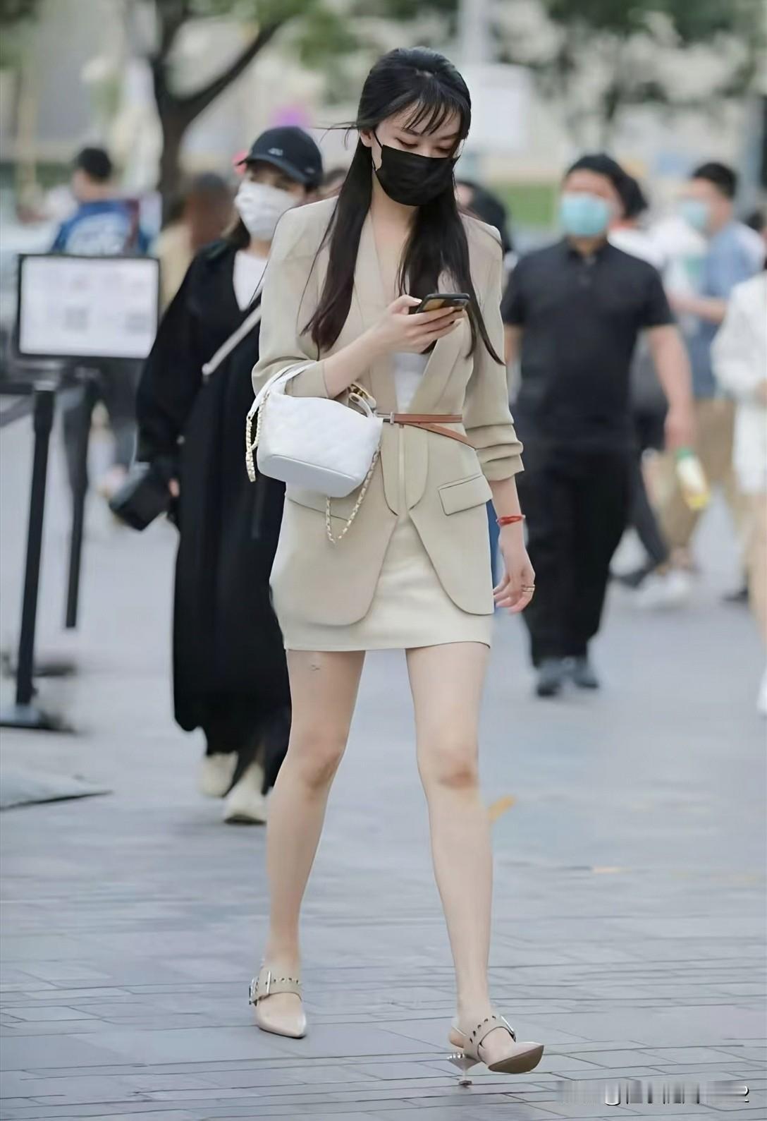 都市时尚女郎，优雅漫步街头