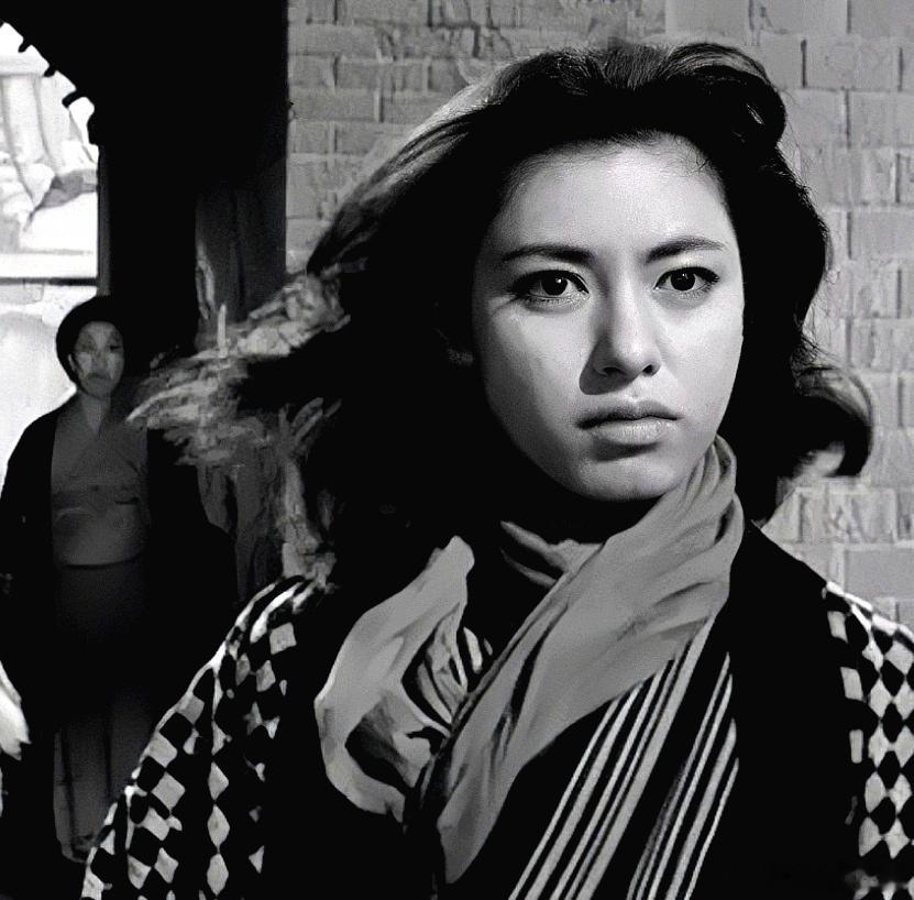 1965年日本著名导演铃木清顺根据田村泰次郎小说改编拍摄的电影《春妇传》中野川由
