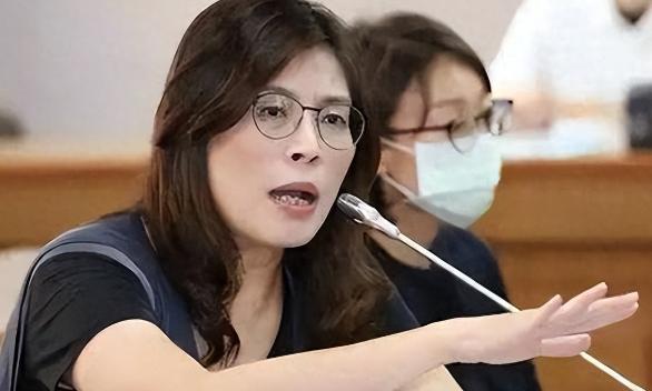郑丽文前脚刚从大陆回来，后脚就急着飞美国，这吃相也太难看了吧！
说真的，国民党这