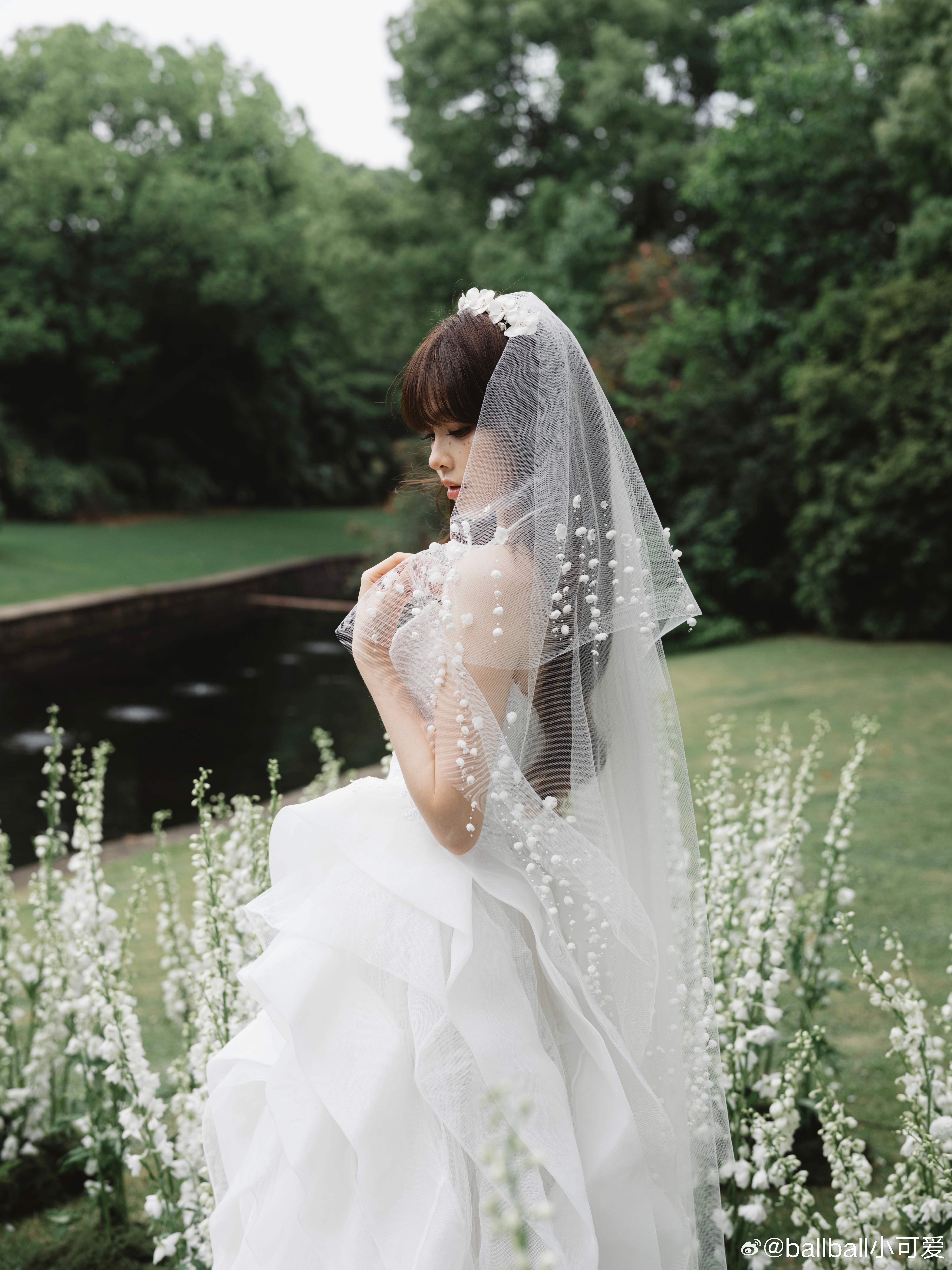 先来发一组外景纱和姐妹们的合照 