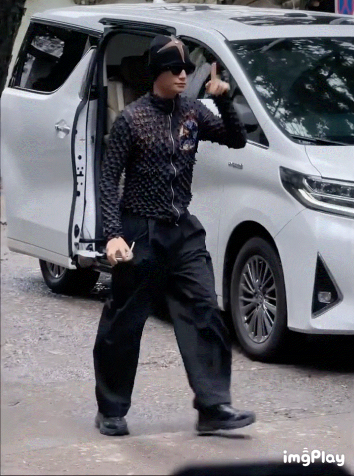 丁禹兮 沪上潮男丁禹兮路透氛围感绝了！南美蛙穿搭清爽有型，动力感十足，是欧美现在