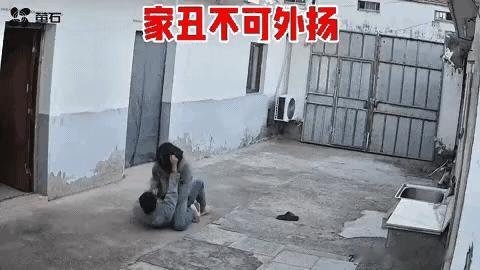 女子，和丈夫闹矛盾了，在家里的院子里打了起来，她把丈夫按在地上，骑在丈夫身上，和