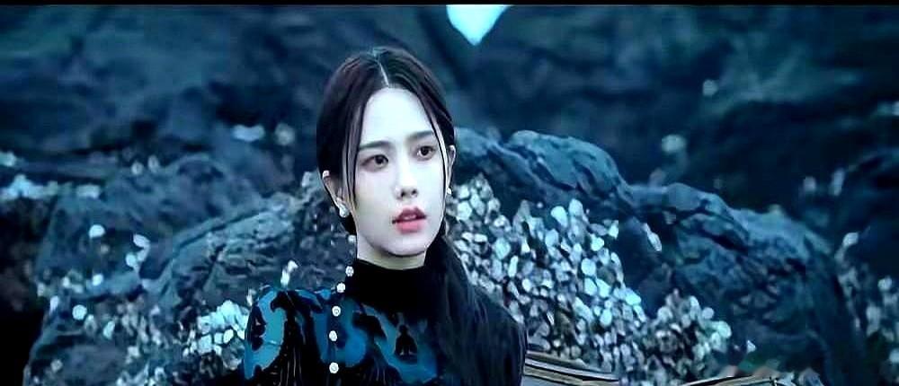 韩栋一出场，陈伟霆的佛爷瞬间就不香了。 南派三叔新剧《南部档案》里，韩栋演的张启
