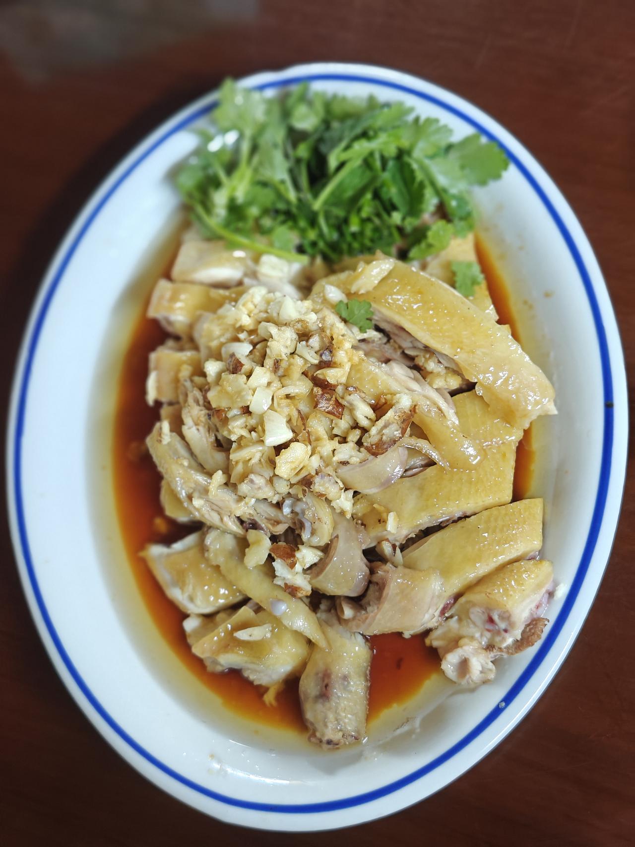 今日午饭吃白切鸡
好像北方人不会做也不喜欢吃
星级酒店大厨做的更好看，因为放了黄