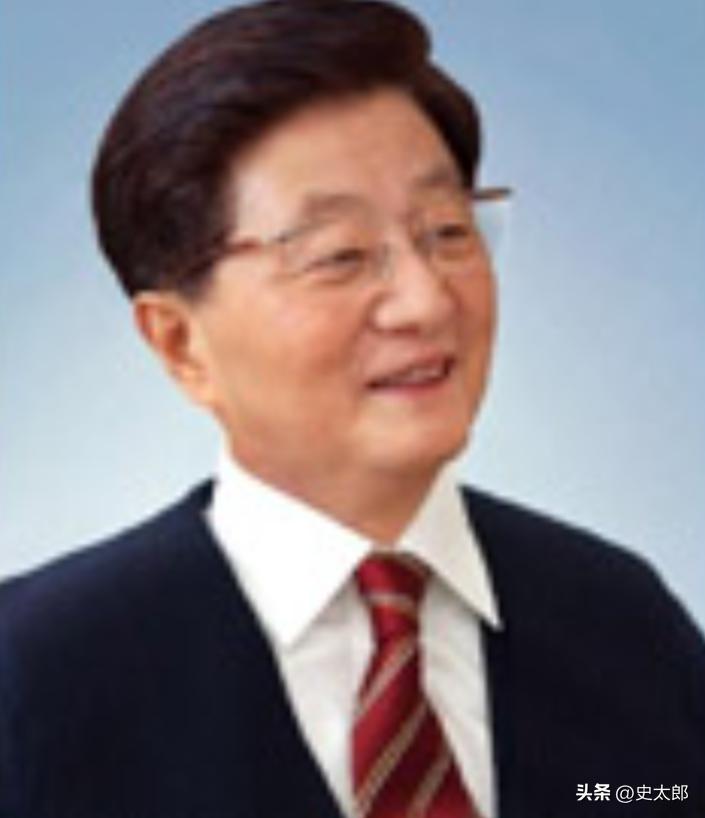 2007年6月2日，黄菊同志因病医治无效与世长辞，享年69岁，骨灰被暂存在八宝山