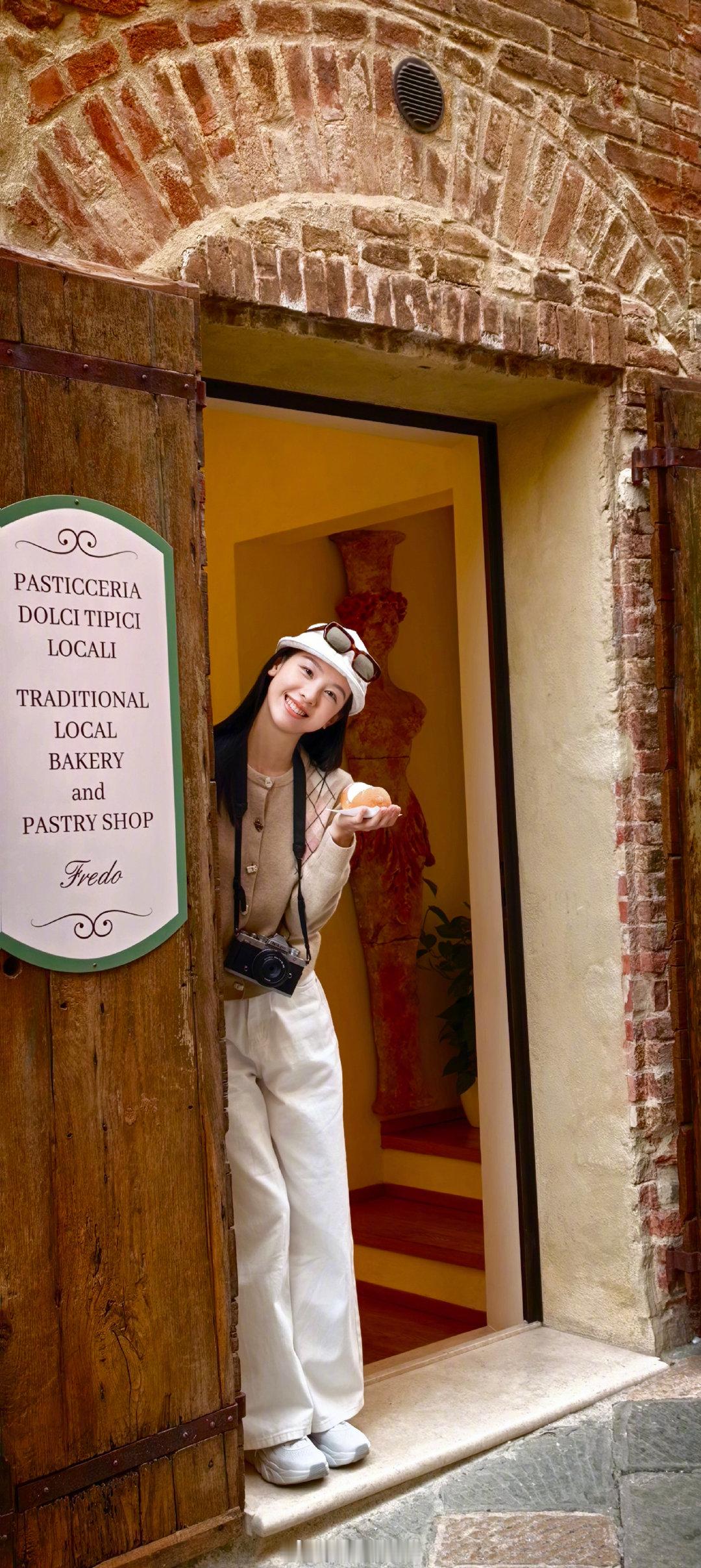 陈都灵 要来一个小甜点吗 在微博上晒出的日常碎片好治愈啊！“要来一个小甜点吗？”