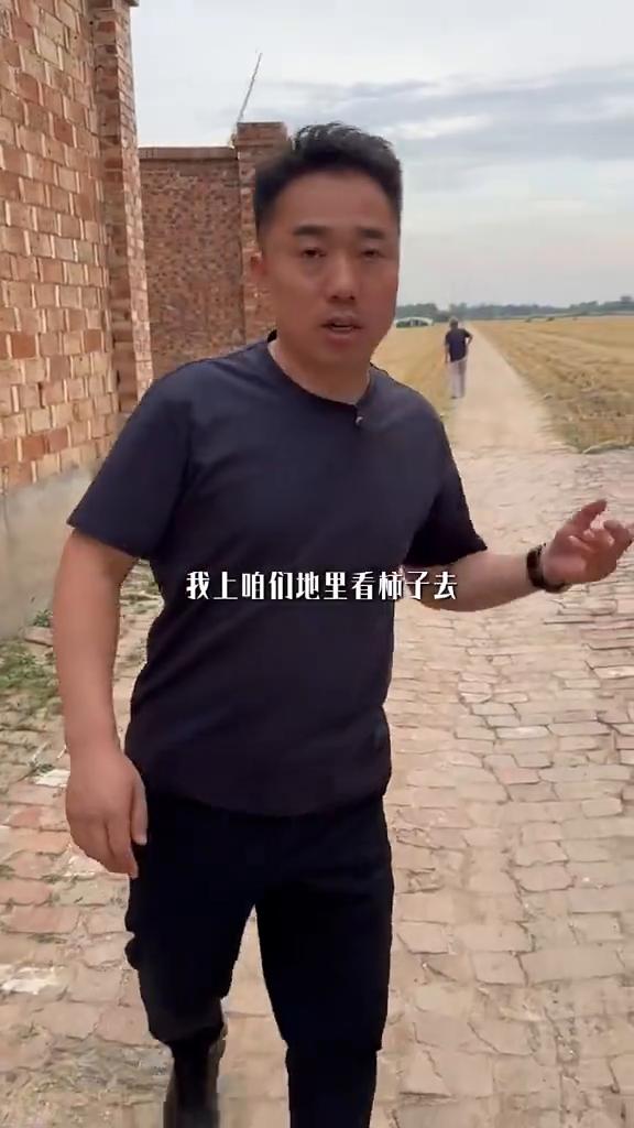勉强过个电三轮，近三米的路却不足两米，大家身边有没有类似的现象？
看一下，这原本