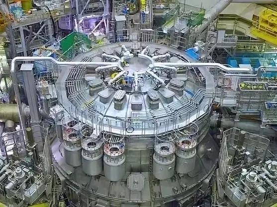 太阳辐射出来的能量都源自于核聚变。地球上每天接收到的太阳发出来的能量占比非常非常