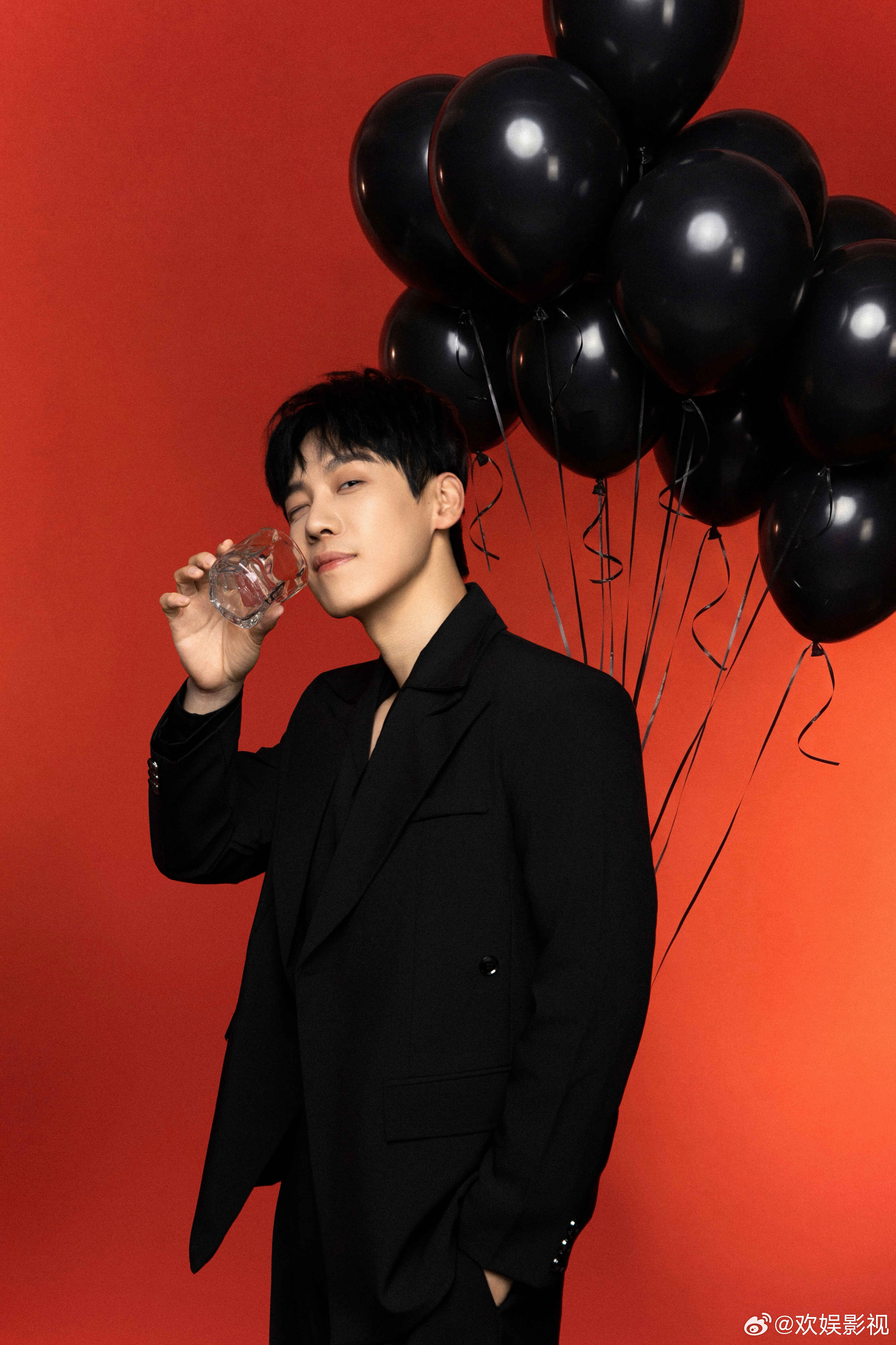 步履坚定，热爱不息。欢娱影视演员生日写真今日释出。 