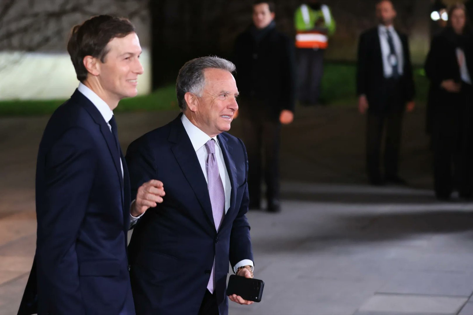 最近两年美国将所有最重要事情的谈判都交给了这两人，而这两人恰恰有一个非常耀眼的共