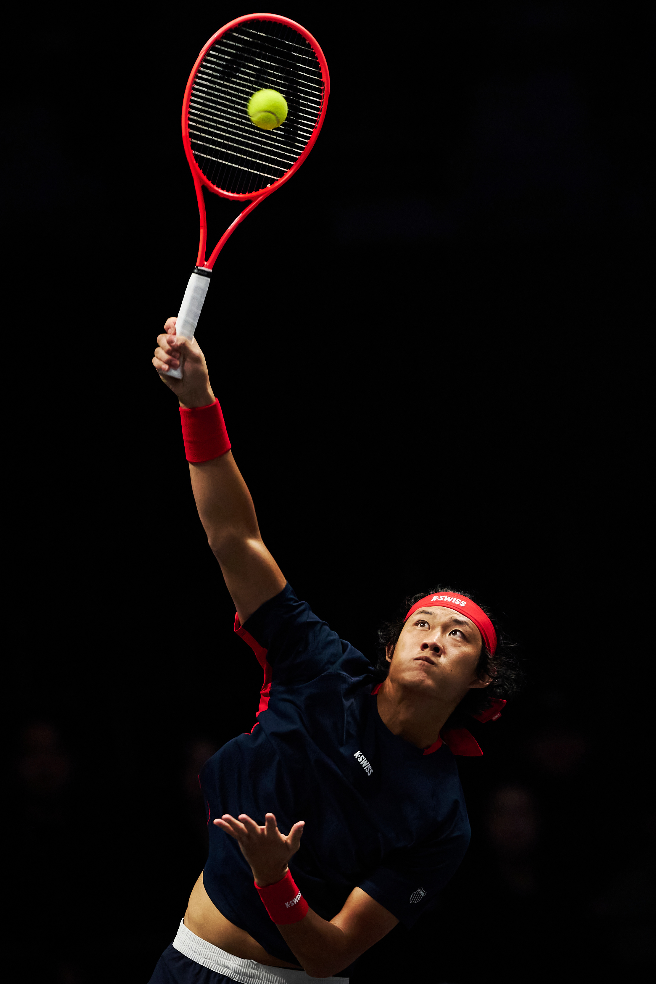 张之臻腾空发球Pose也是很帅气！球拍Logo亮了！摄影：记者 李建艺拍于首届W