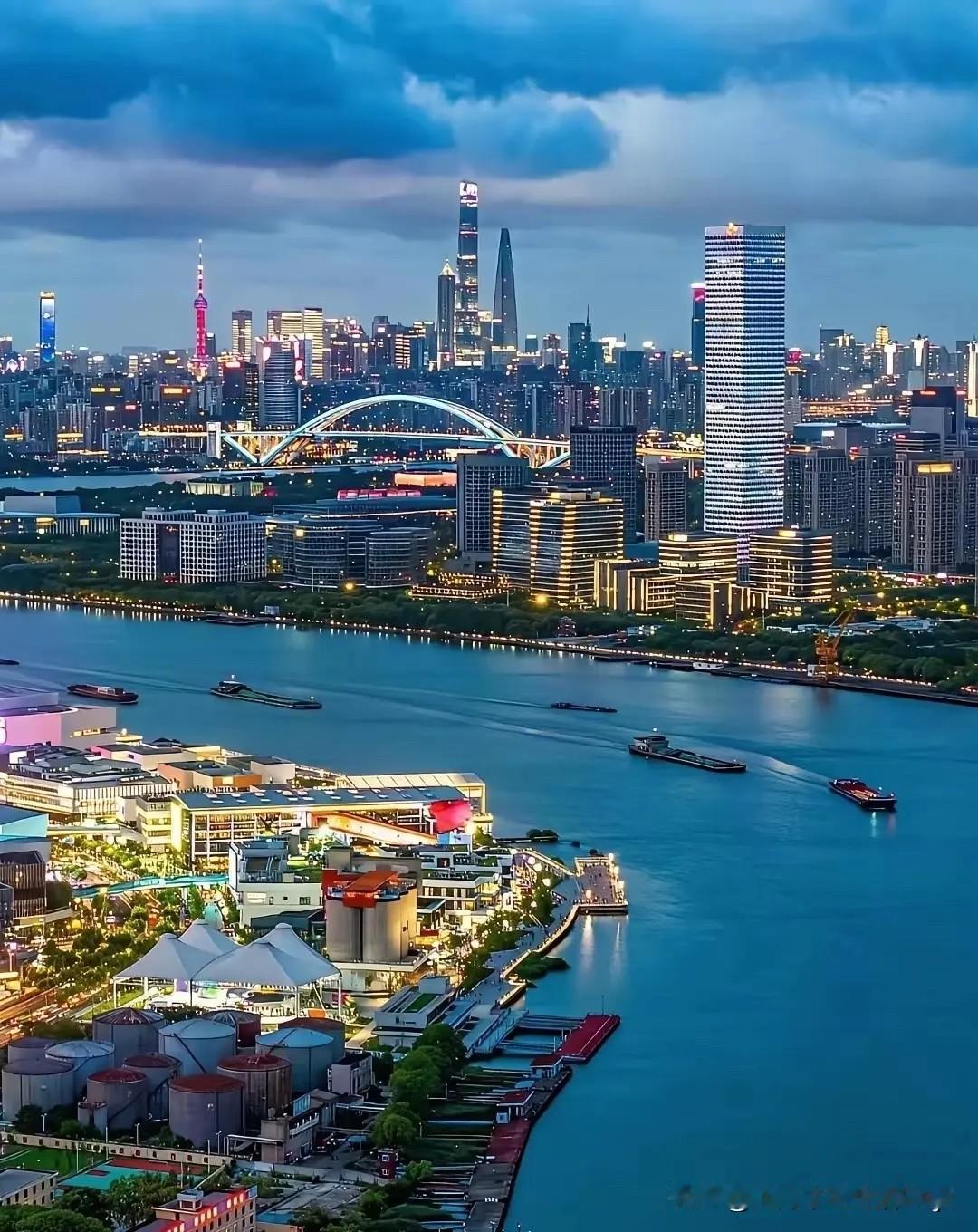 特斯拉上海工厂的成就相当瞩目。它的建设速度堪称奇迹，从开工到量产仅用了不到一年时