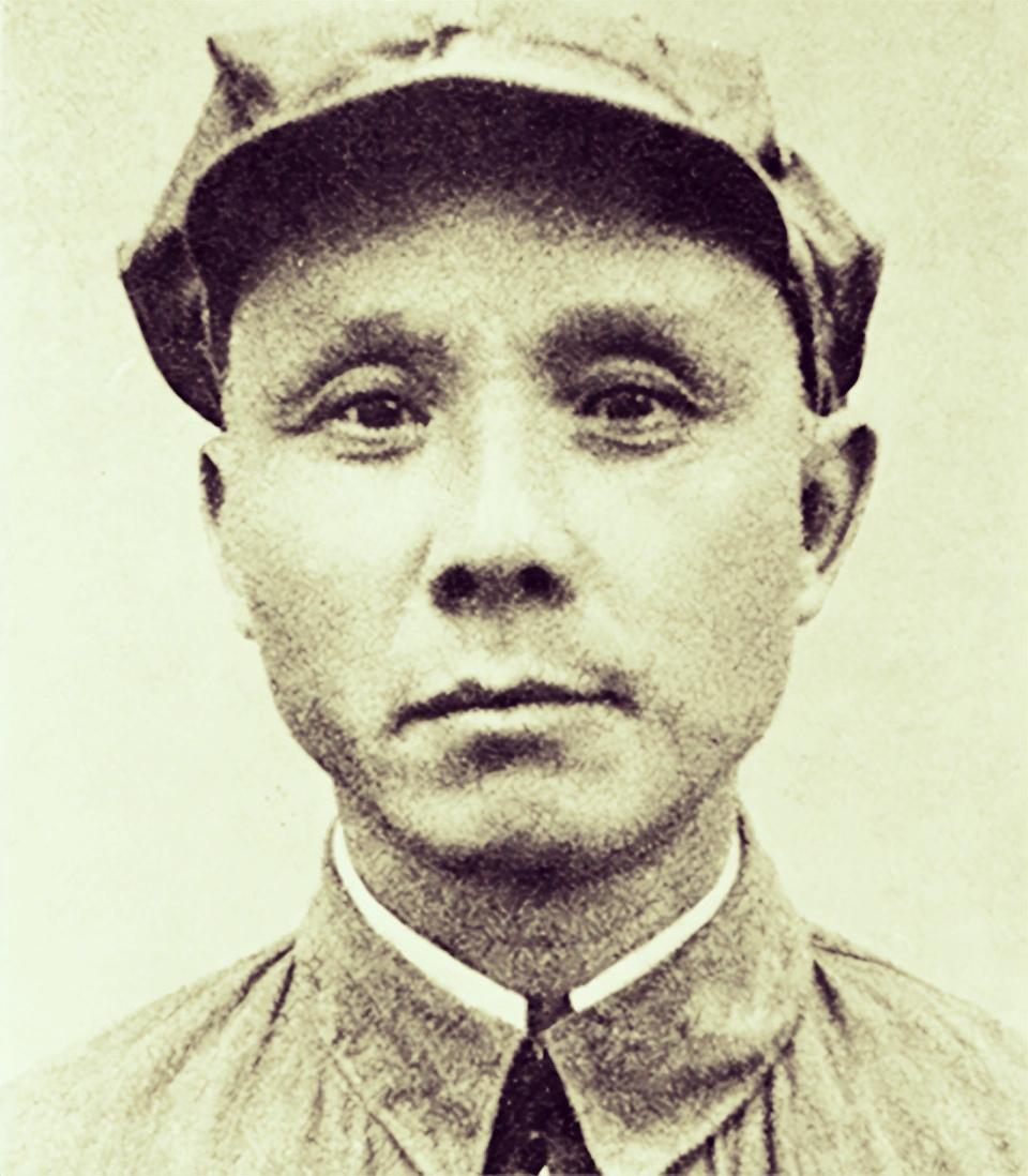 邓子恢，农村改革开放的拓荒者与开路者？

这是邓子恢各个时期的照片，红军时期 、