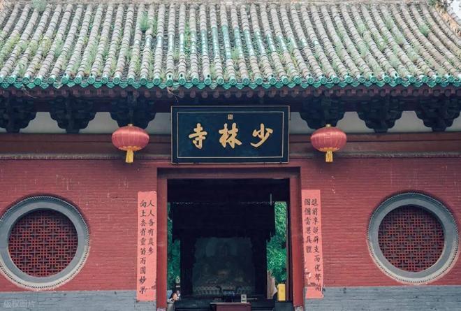 少林寺，传统印象中庄严肃穆，功夫卓越，充满神秘色彩。然而现实却是方丈释永信涉嫌刑