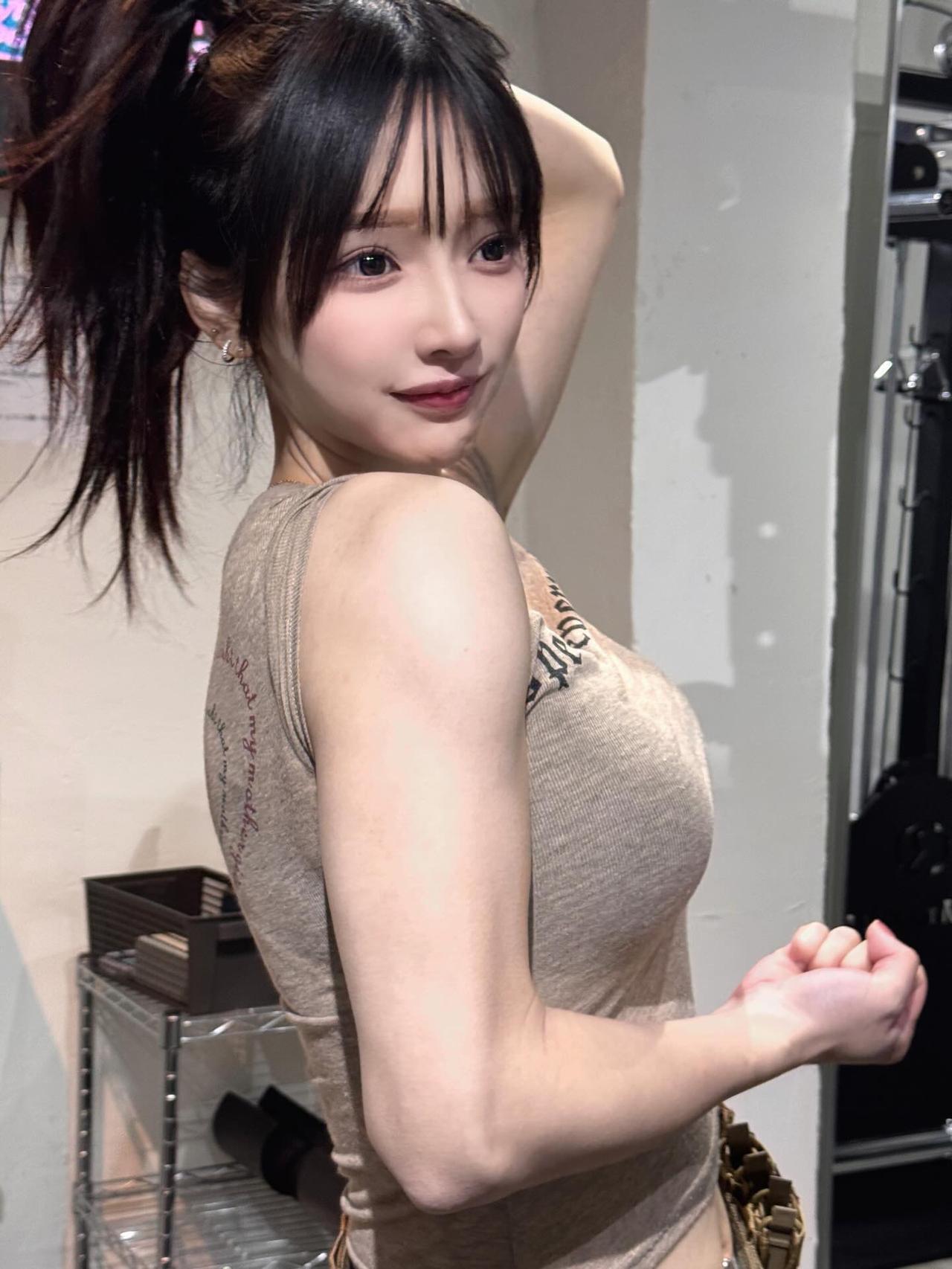 真心话茶局元气少女，甜美笑容，时尚穿搭，青春活力！