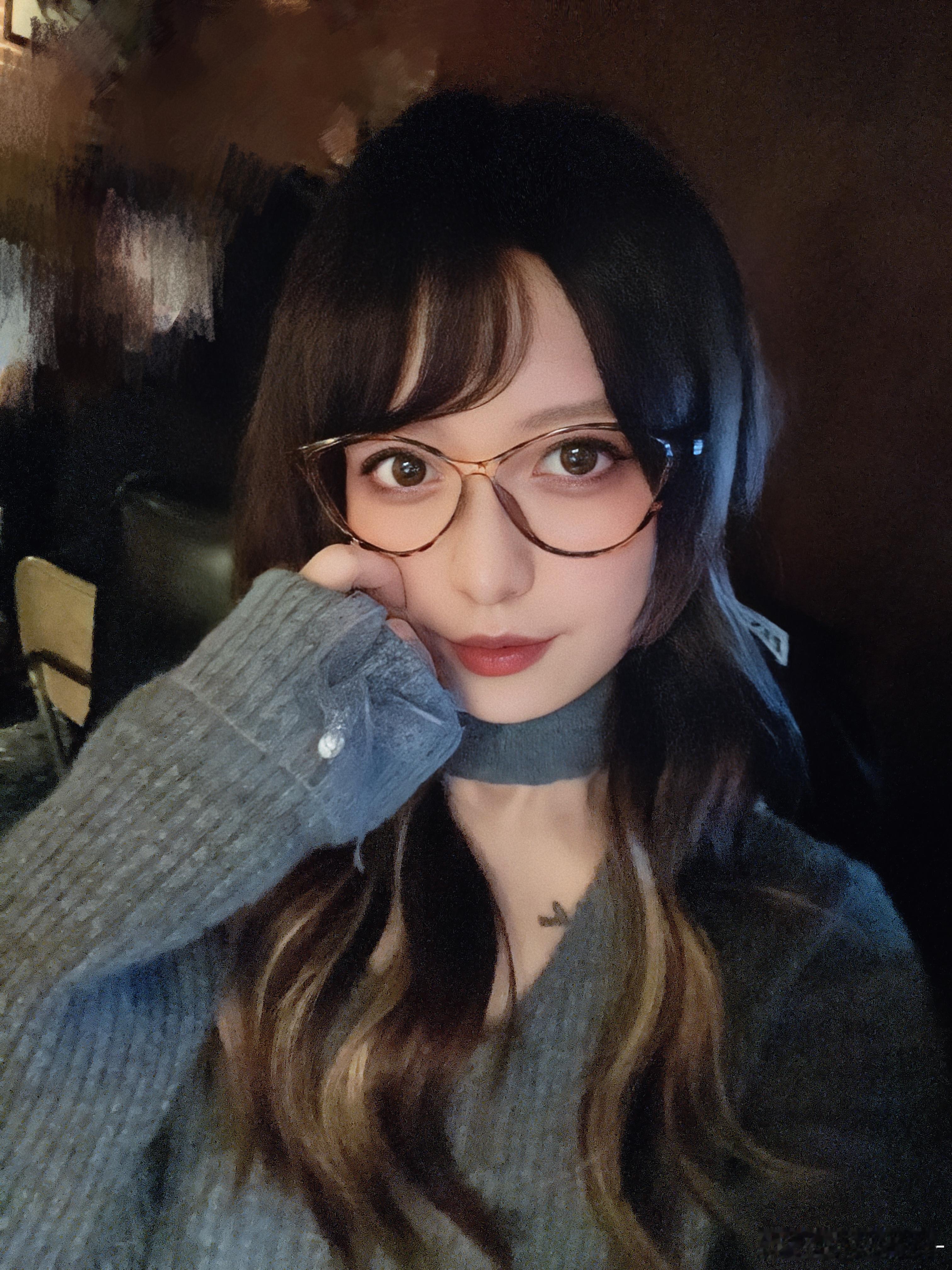 猫眼镜框真的很kawaii…… ​​​