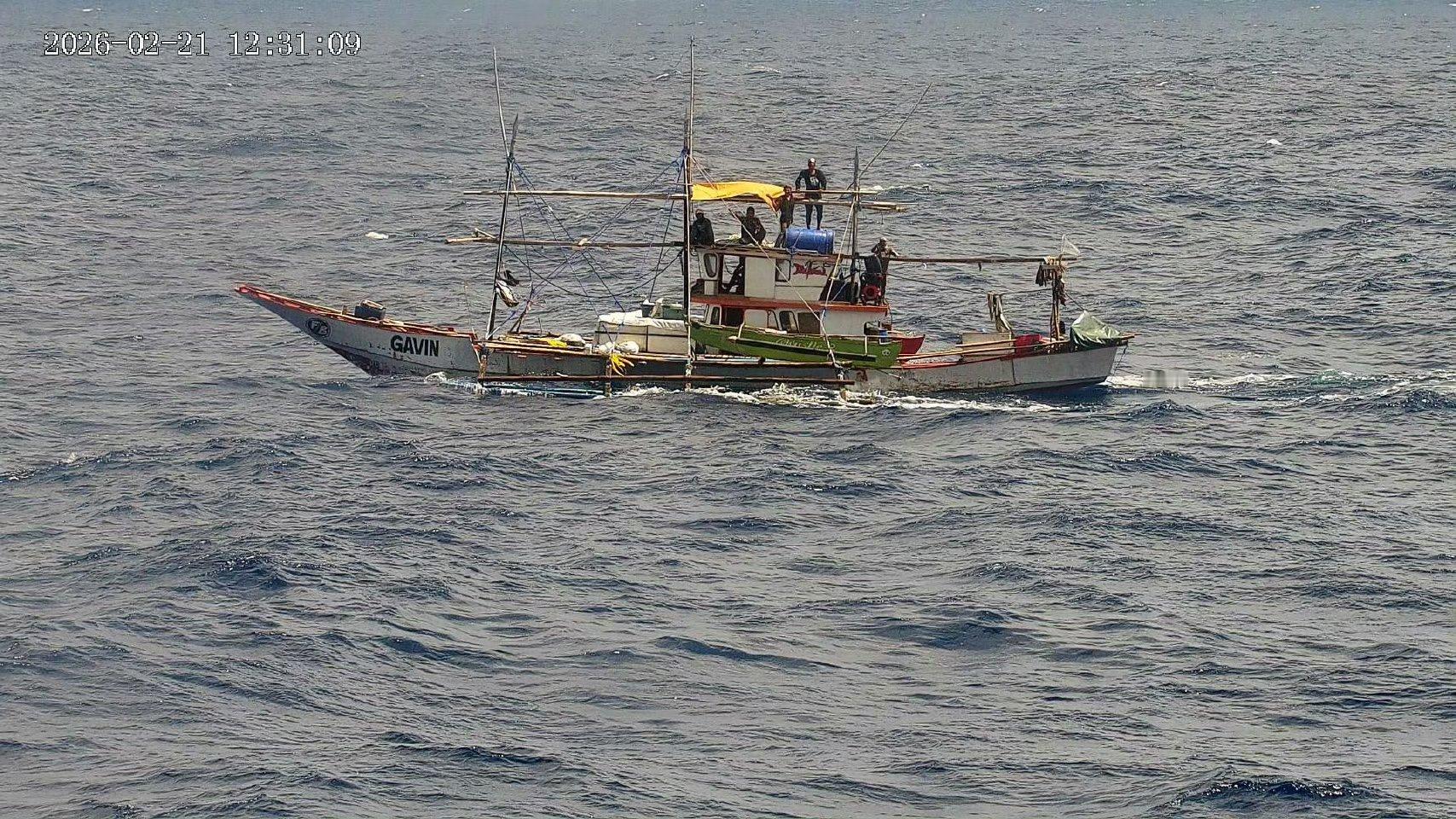 新华社：2月21日，数艘菲律宾船只非法聚集，并进入黄岩岛附近中国领海，中国海警万