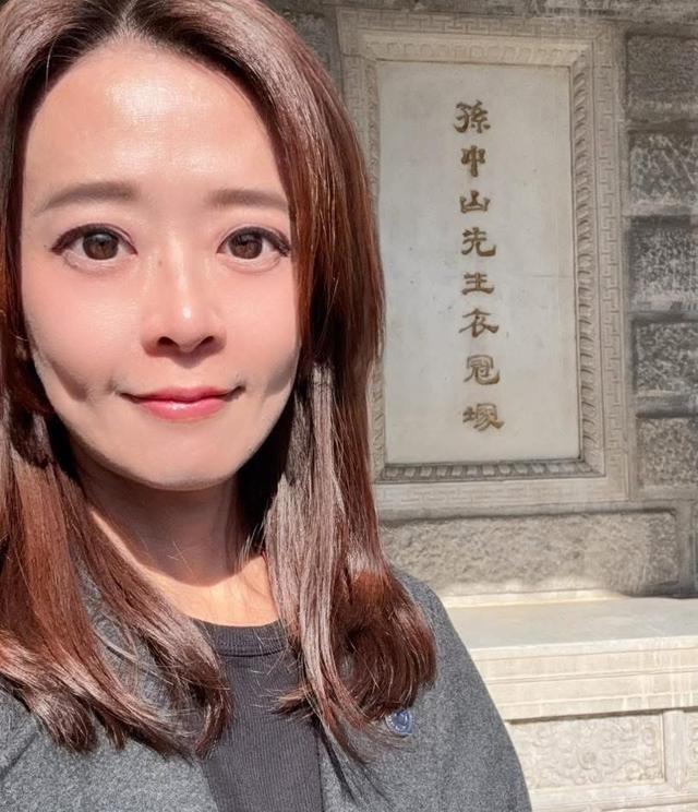 就在刚刚，国民党发言人江怡臻在脸书发文表示：来到北京香山碧云寺，这里是孙中山先生