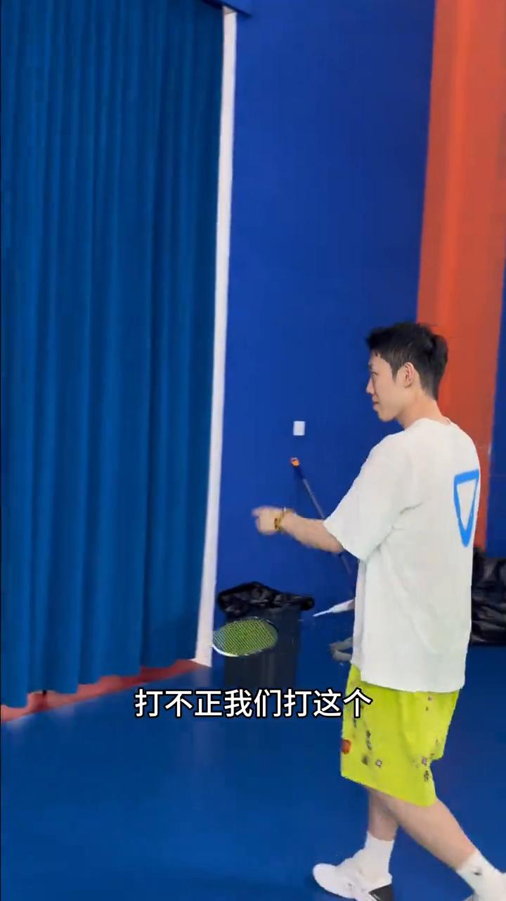 如何做出正确的反手鞭打发力？
今天分享给你。
·第一步，要先学会这个，而不是这个