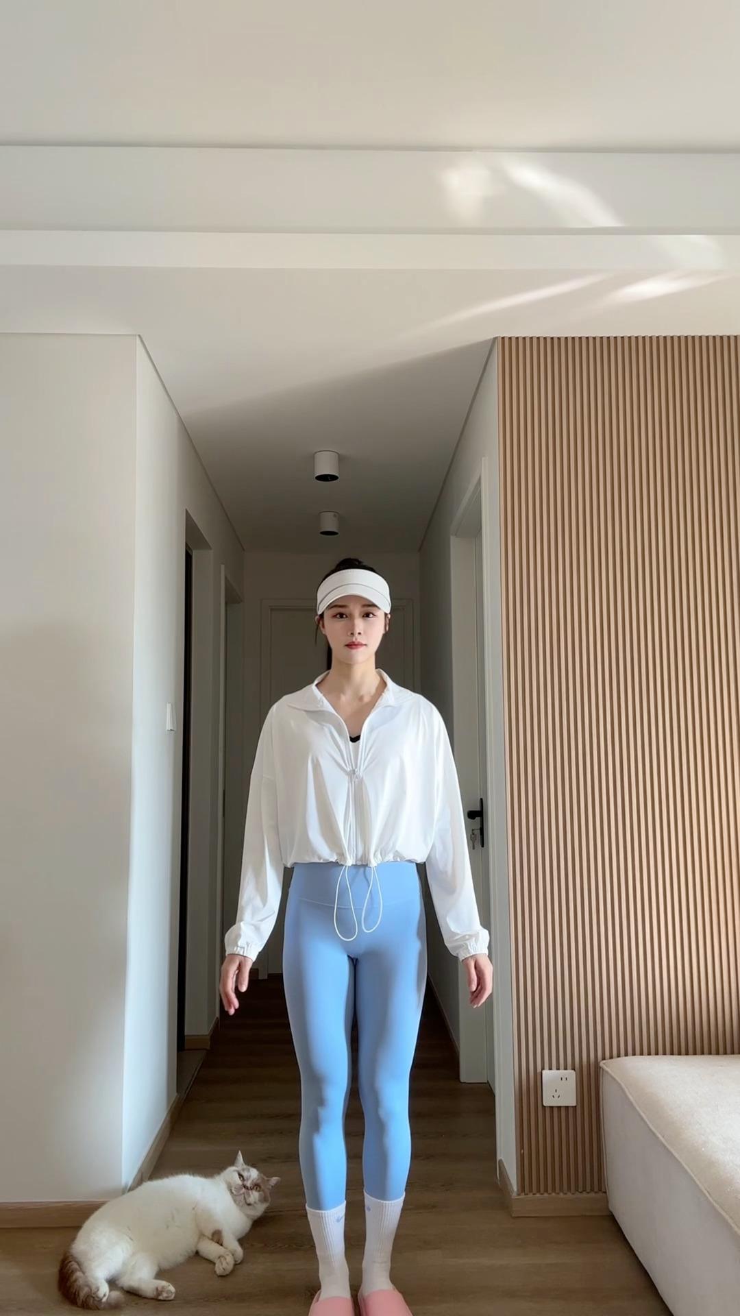 周末了 大家该去去班味儿运动一下啦 我的安排👉🏻周六：打球🎾 周日：爬山?