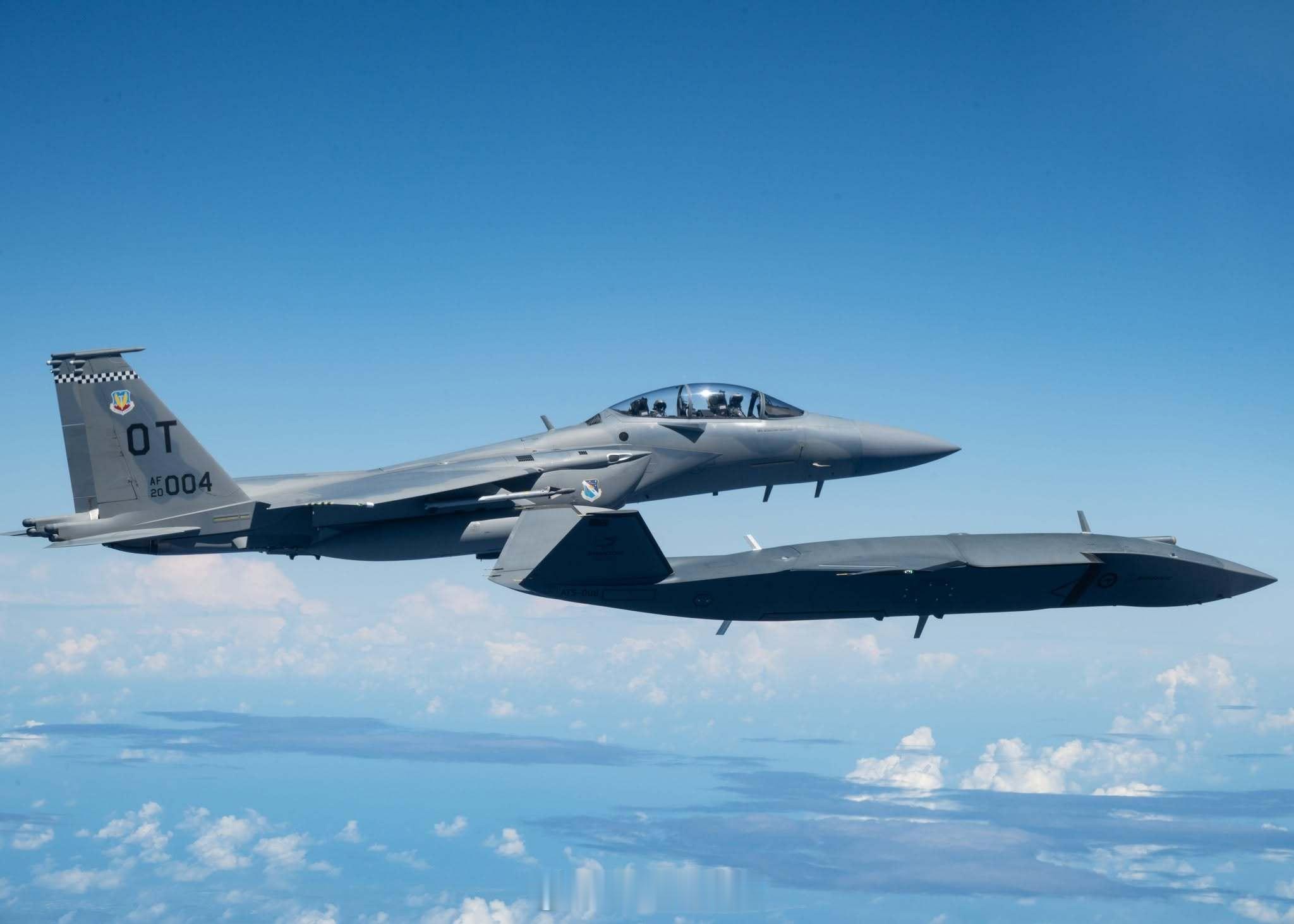 美国空军F-15EX鹰II战斗机与一架协作作战飞机（CCA）无人驾驶战机在太平洋