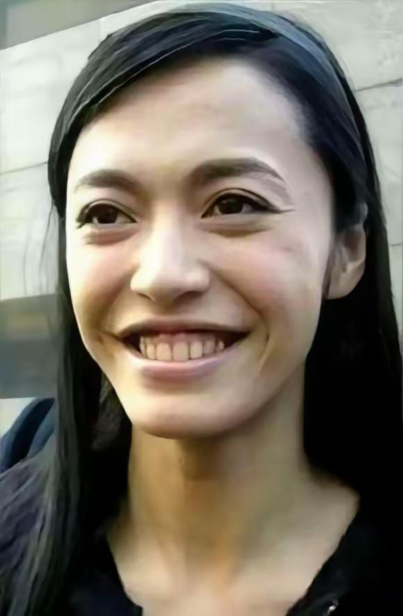 女人樱桃小嘴是旺夫，
女人嘴大是什么？