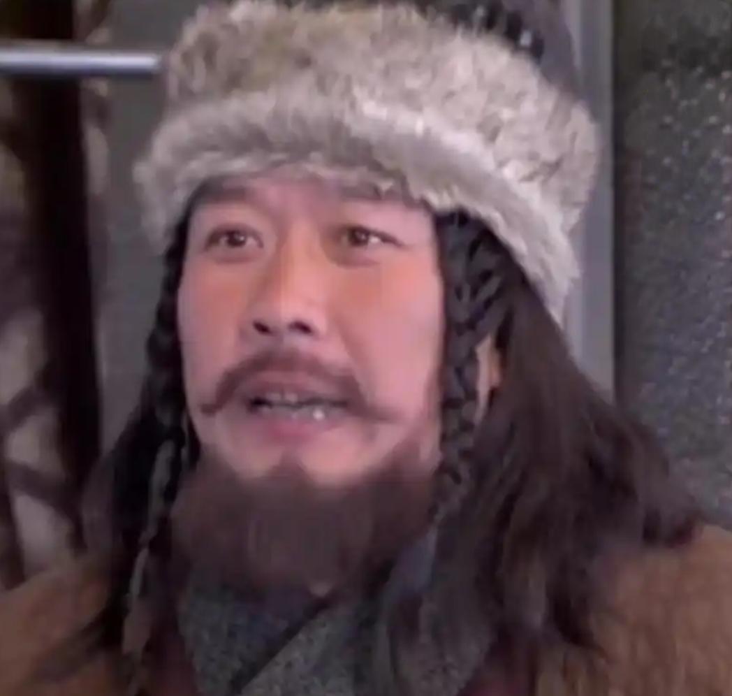 一场酒局上，一个唱戏的伶人冲上去