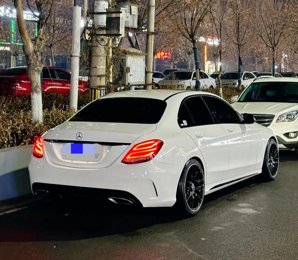 以为这是几年前的车，其实已经十年了！不得不说 老款奔驰真的很抗打，发动机和新的一