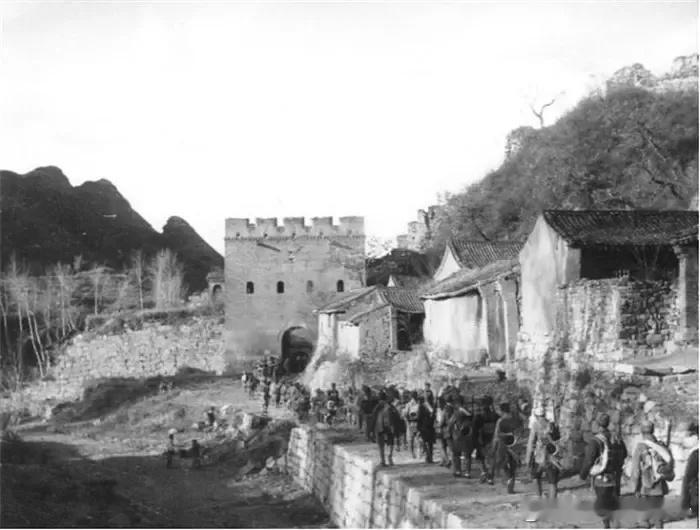 1937年秋，河北省涞源县插箭岭和浮图峪长城一带和鬼子作战的八路军。 
