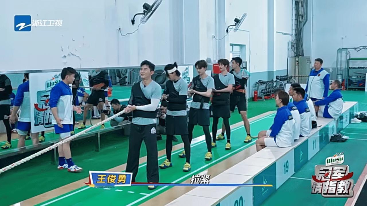 #第一次见李晨累成这样#还是第一次见李晨累成这样[举手]看来拔河确实是项费体力的