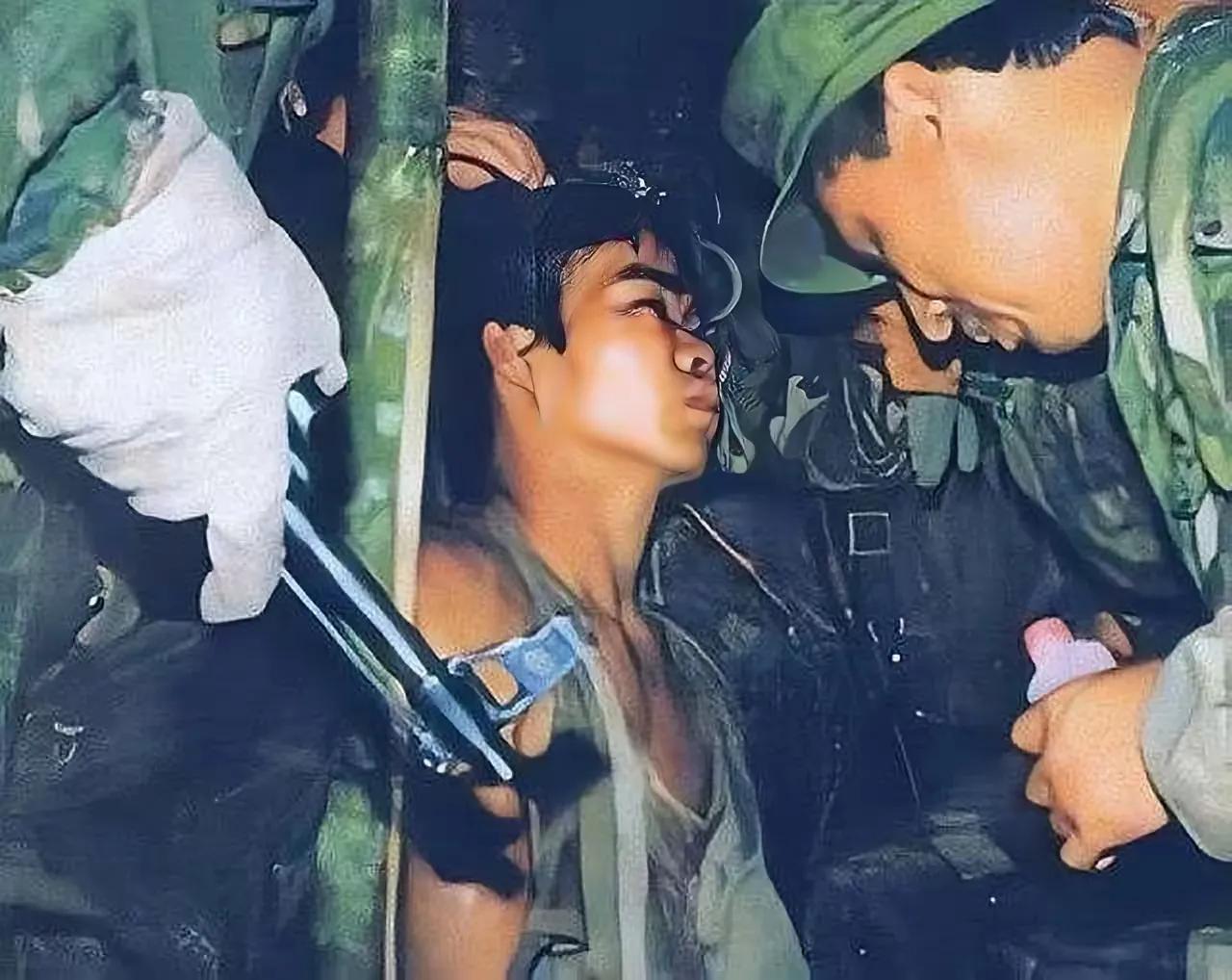 1986年，老山前线一场捕俘任务中，一把匕首径直刺穿他的后背与胸腔，身负贯穿伤的