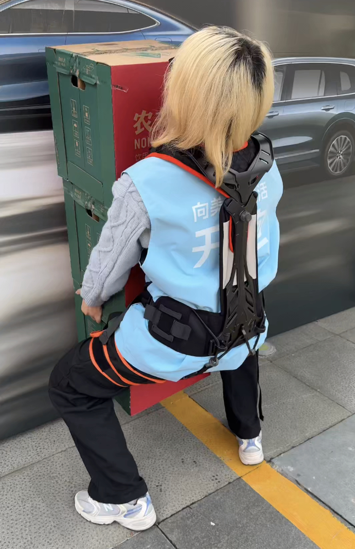 原来杭马志愿者开外挂啦！穿上杭州车企研发的外骨骼装备，轻松搬水不费力，再也不用怕