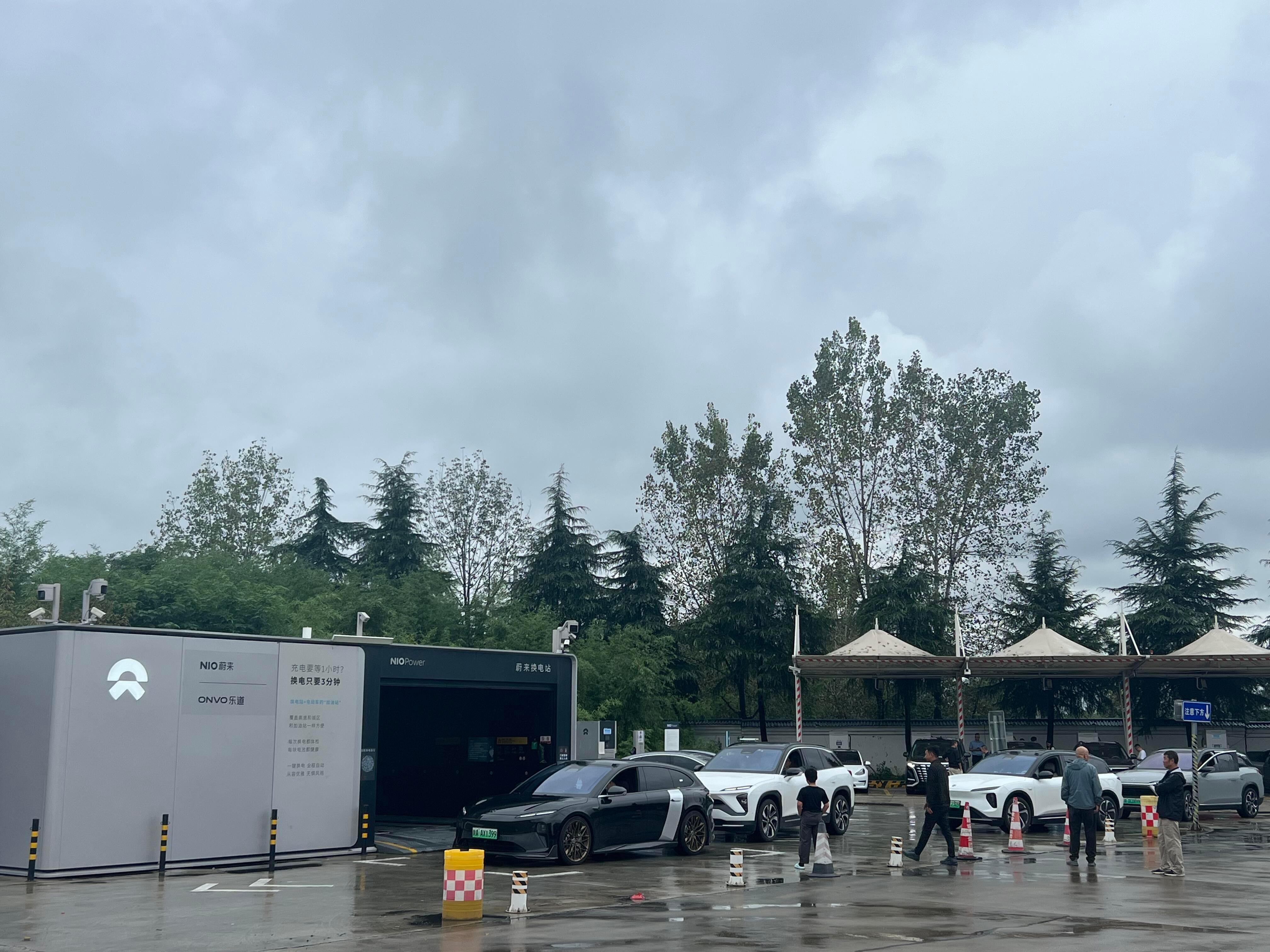 假期长途出行，蔚来换电优势就体现出来了，即使排队也就几分钟一台车，你排在后面心里