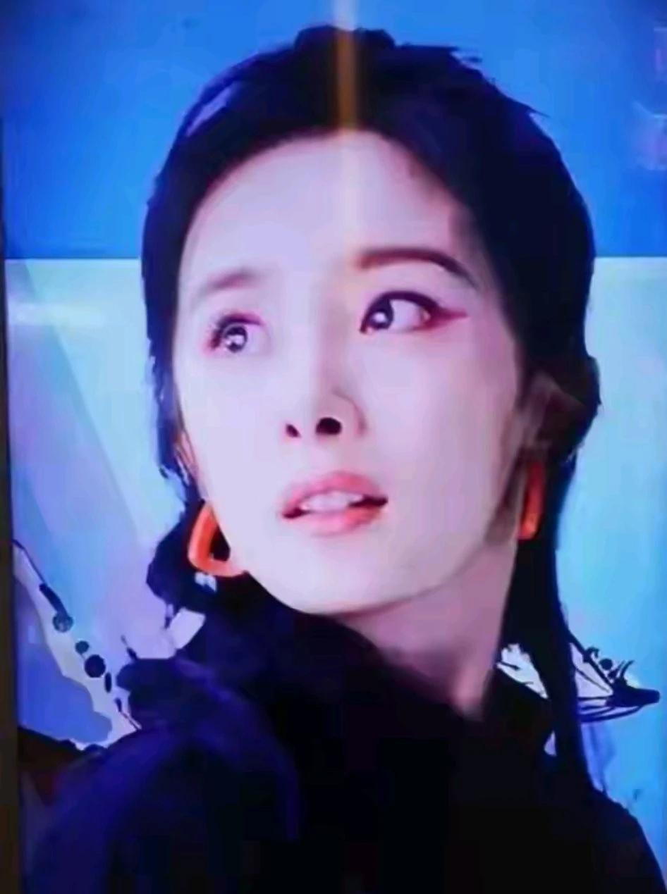 终于知道杨幂为什么总伸个脖子了，原来是鼻子惹的祸。
杨幂鼻孔大，如果抬头别人就会