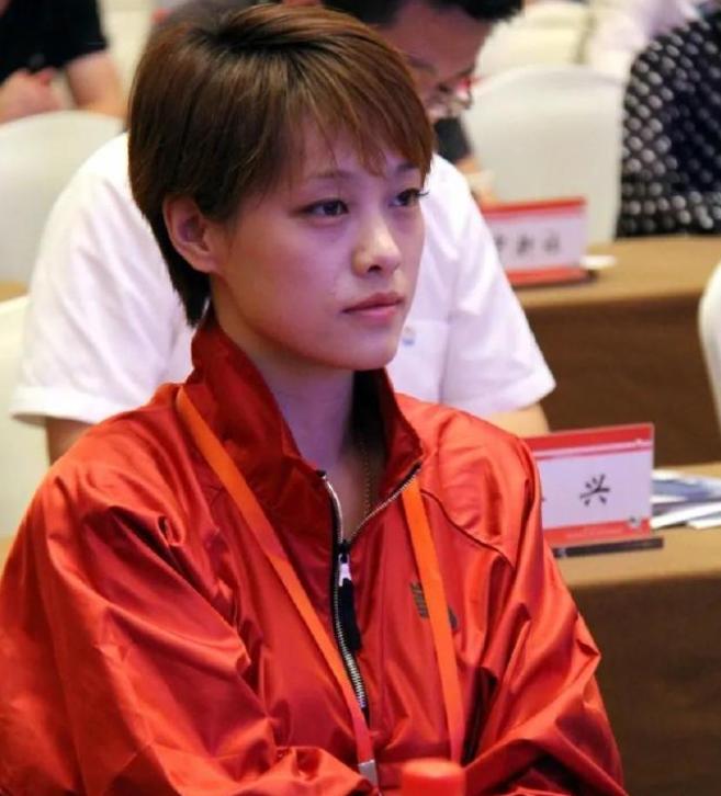 刘翔老婆吴莎，还有人记得她吗？
吴莎是前中国女子撑杆跳高国际级健将，退役后一开始