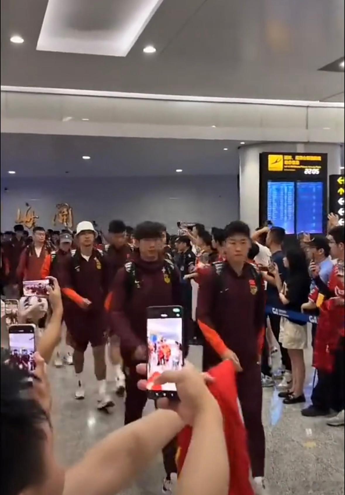 国足抵达重庆踢成这样还有那么多球迷接机，还要签名合影？恐怕都不是国足球迷，应该都