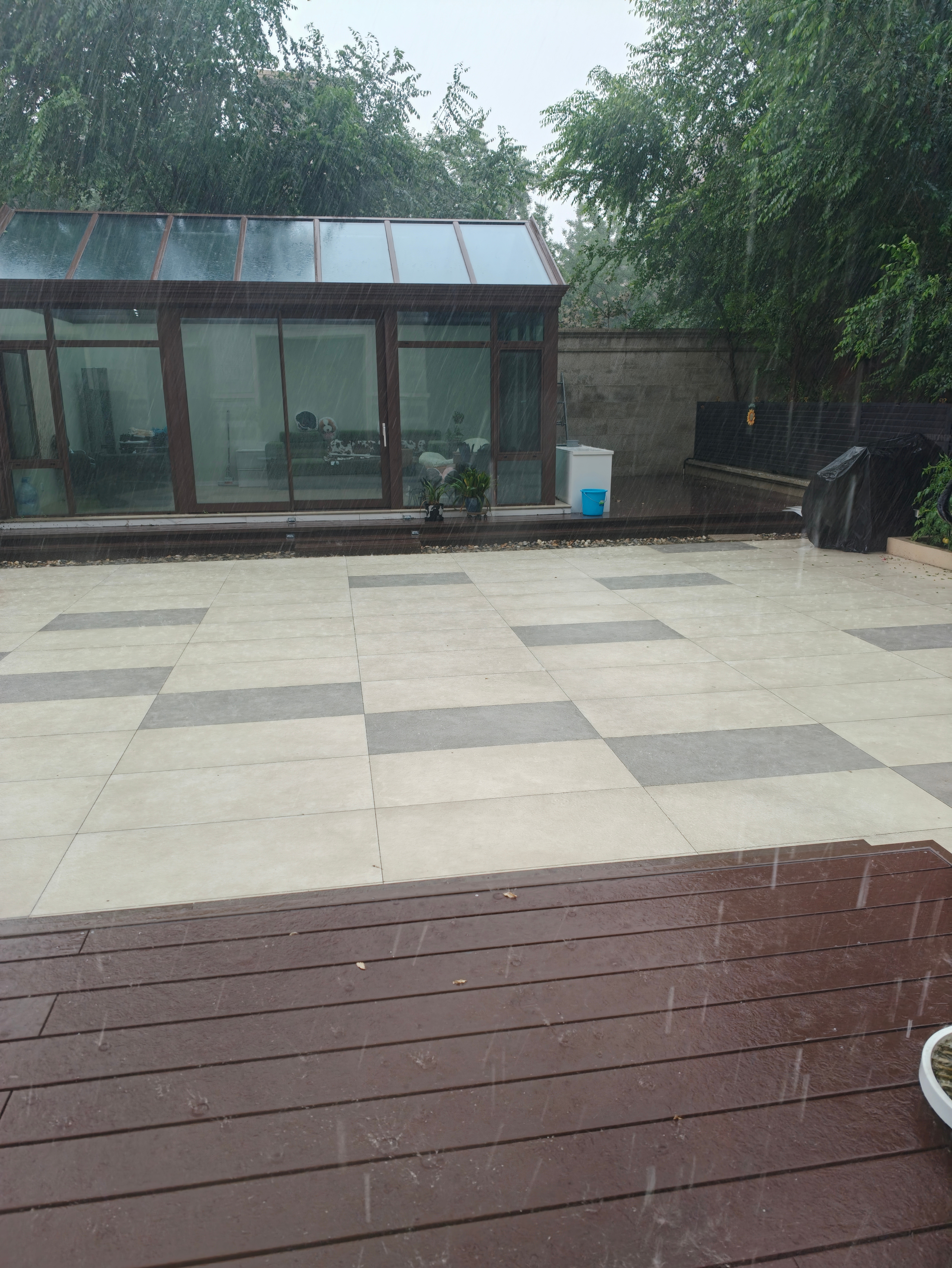 刚回家就下大雨了，今儿这雨可真够大的啊北京下雨