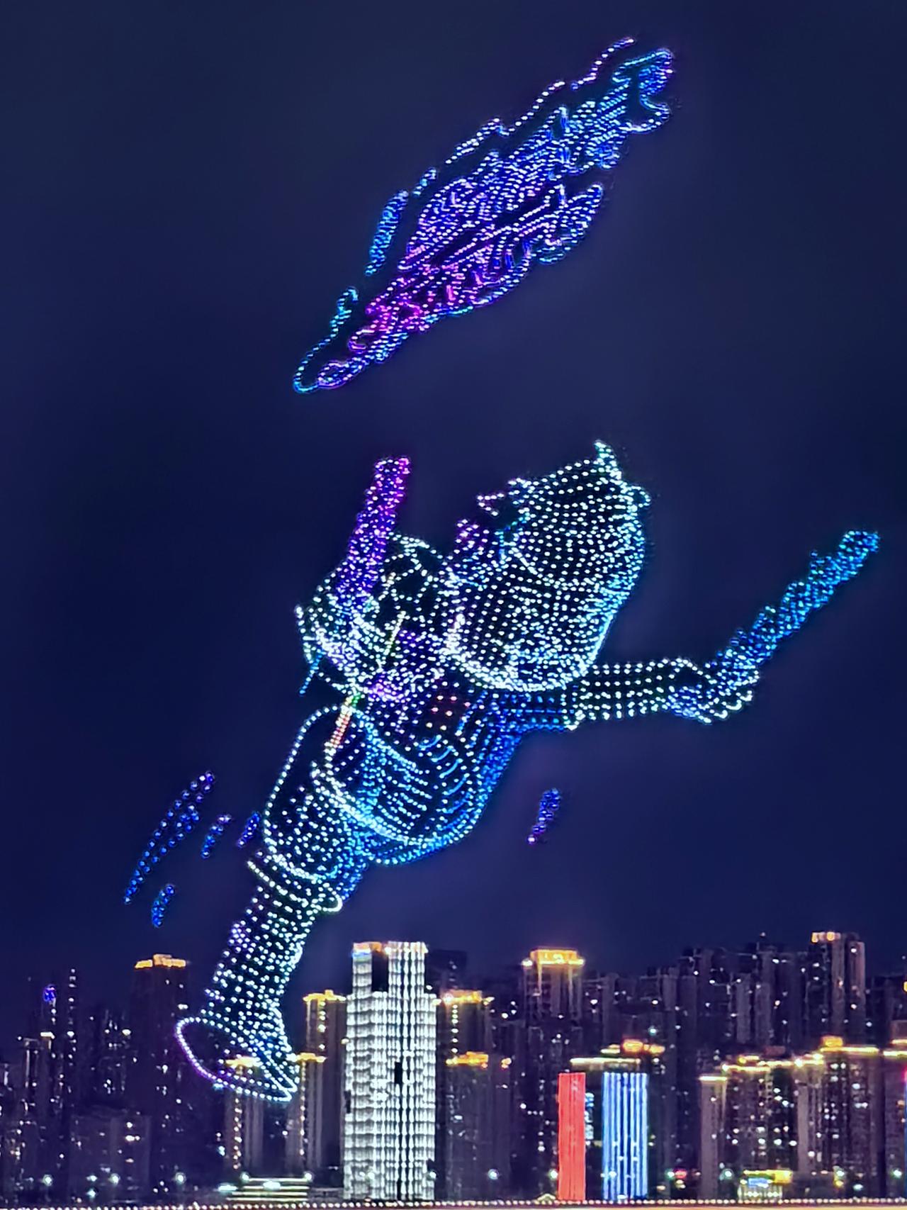 偶遇无人机表演
从解放碑到洪崖洞很近，大约1公路路程。周末晚饭后，出来遛弯，正巧