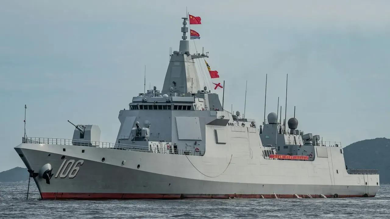 055大驱是干什么用的呢？
两艘055大驱战力，就足可以对付一个美军航母打击群了